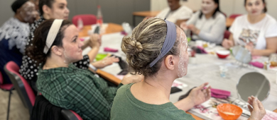 Des femmes parlent autour d'une table et de produits de beauté