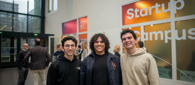La photo présente trois jeunes entrepreneurs au campus CentraleSupélec