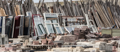 Photo de déchets recyclables dans un centre de tri