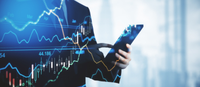 Image d’un homme tenant un téléphone, avec une multitude de graphiques affichés au premier plan