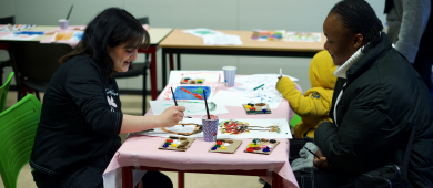 Deux femmes face à face réalisant des peintures