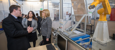 Photo de la Vice-présidente de la Région IDF, Faten HIDRI, la commissaire européenne Corina CREŢU et du directeur du CEA List, Philippe Watteau  