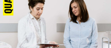 La photo montre une victime d’agression sexuelle en consultation avec une médecin