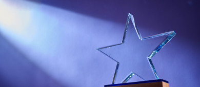 Forme d’étoile du trophée de cristal sur fond violet