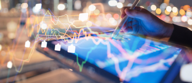  L’image illustre une personne écrivant sur une tablette, avec plusieurs graphiques mis en avant